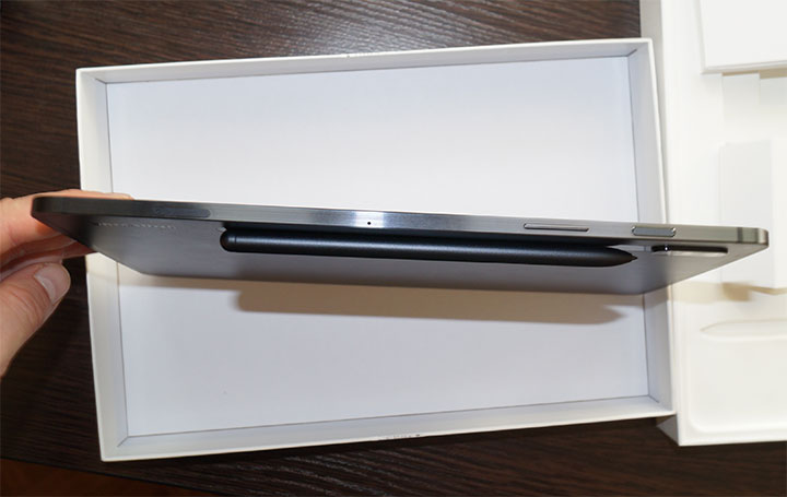 Планшет Galaxy Tab S7 с пером сбоку